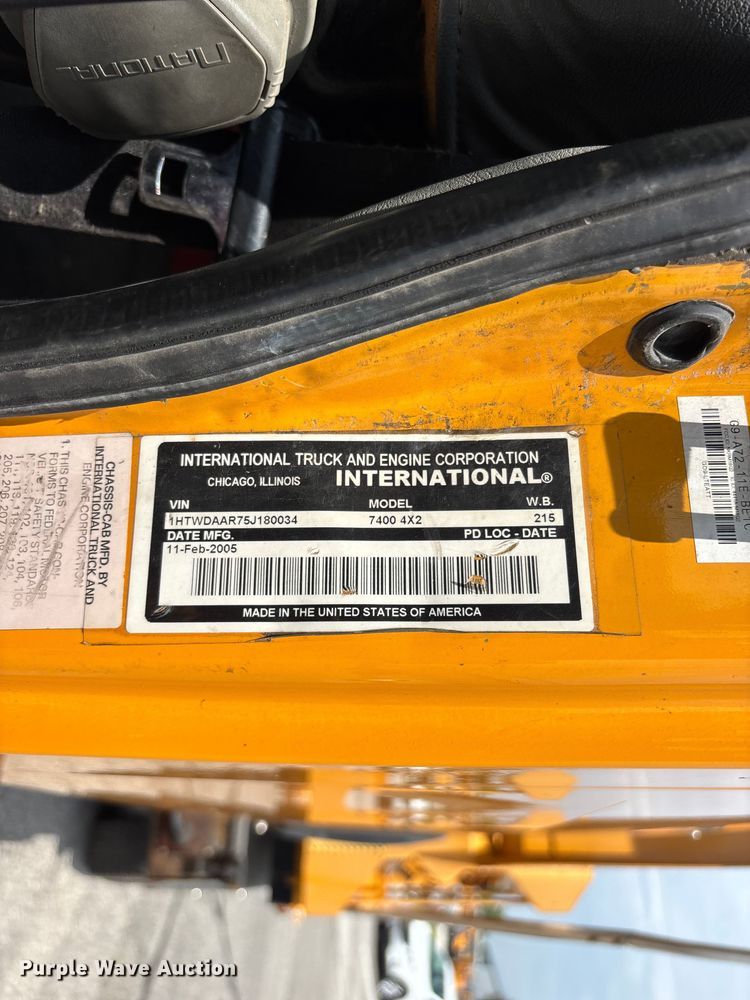 image for item FG0579 2005 International 7400 Crew Cab dump truck