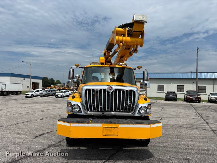 image for item FG0582 2009 International 7400 SBA bucket truck