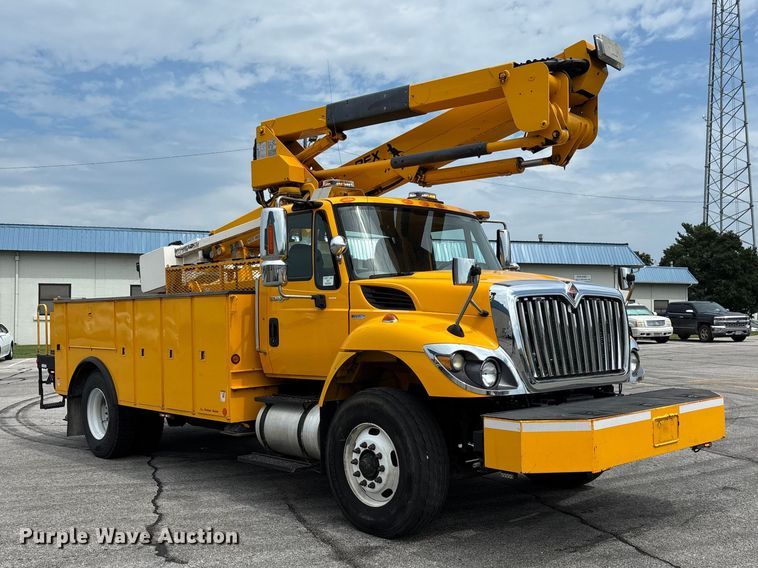 image for item FG0582 2009 International 7400 SBA bucket truck