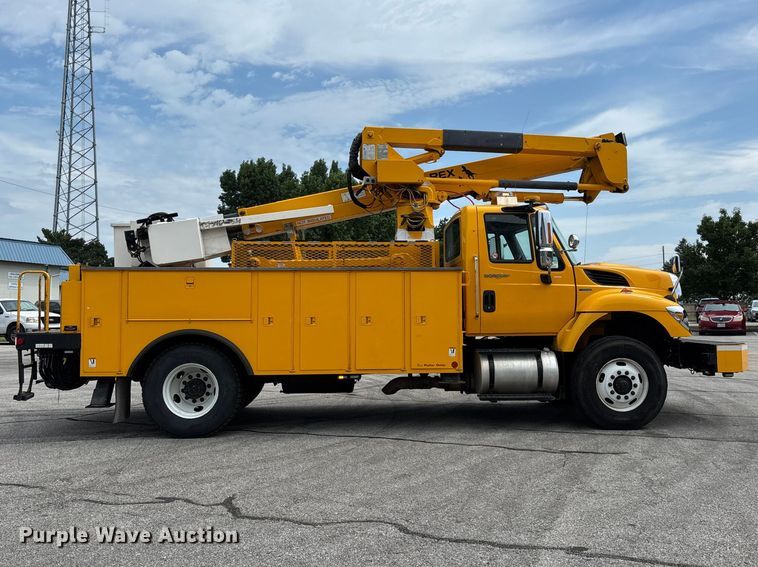 image for item FG0582 2009 International 7400 SBA bucket truck