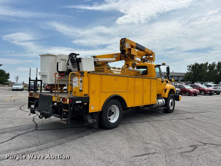 image for item FG0582 2009 International 7400 SBA bucket truck