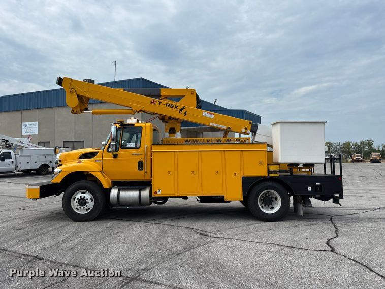 image for item FG0582 2009 International 7400 SBA bucket truck