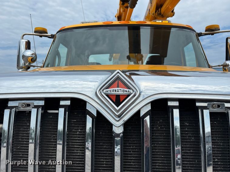 image for item FG0582 2009 International 7400 SBA bucket truck
