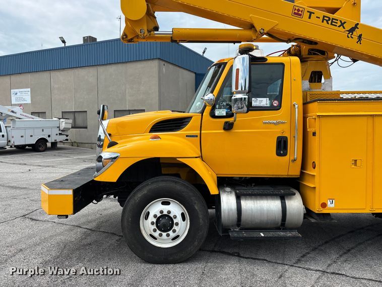 image for item FG0582 2009 International 7400 SBA bucket truck