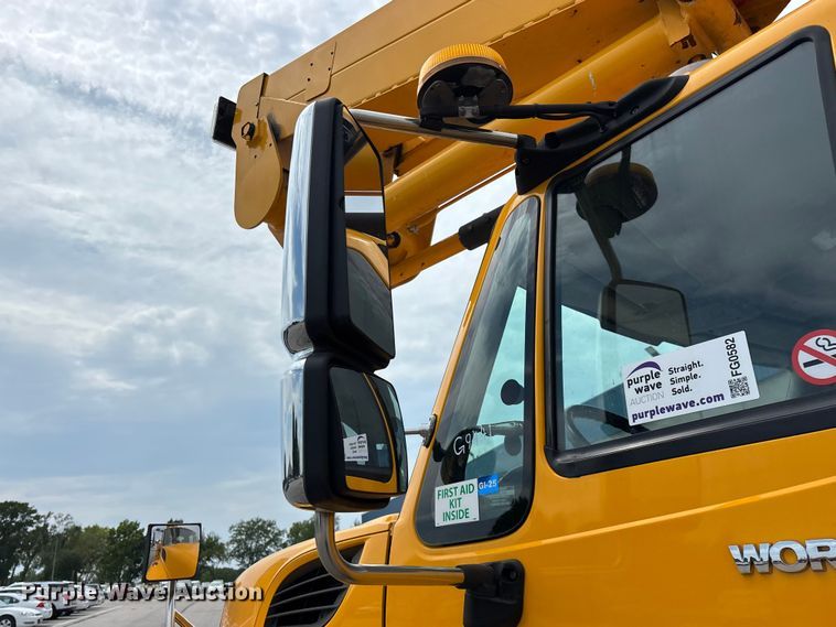 image for item FG0582 2009 International 7400 SBA bucket truck
