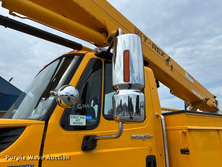 image for item FG0582 2009 International 7400 SBA bucket truck