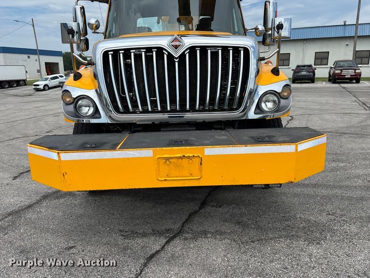 image for item FG0582 2009 International 7400 SBA bucket truck