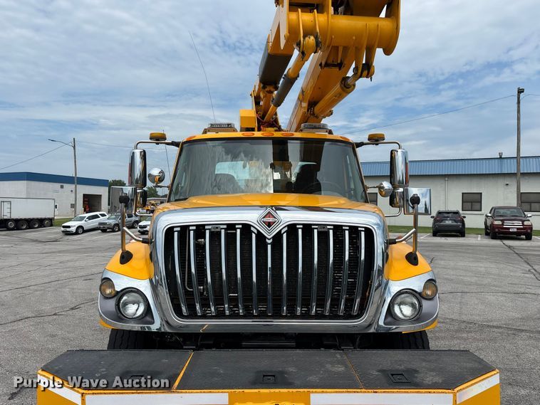 image for item FG0582 2009 International 7400 SBA bucket truck