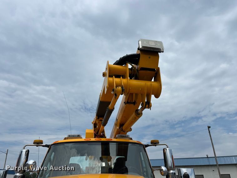 image for item FG0582 2009 International 7400 SBA bucket truck