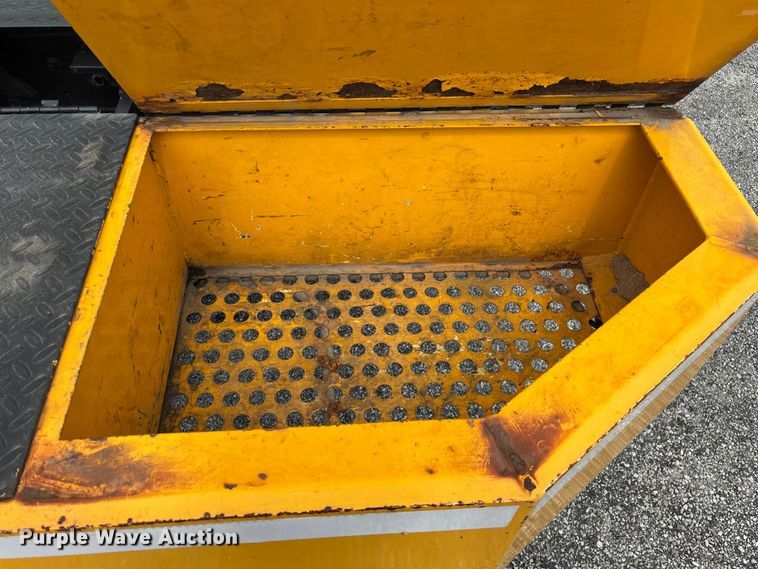 image for item FG0582 2009 International 7400 SBA bucket truck