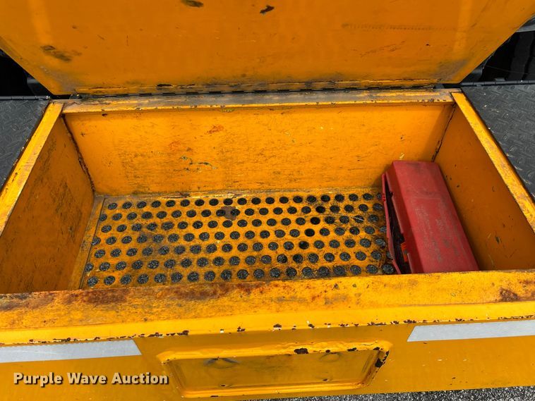 image for item FG0582 2009 International 7400 SBA bucket truck