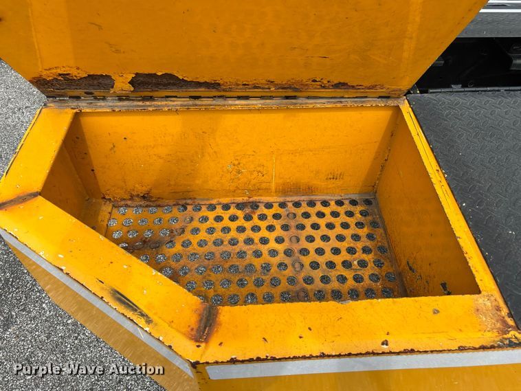 image for item FG0582 2009 International 7400 SBA bucket truck