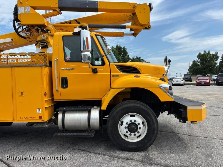 image for item FG0582 2009 International 7400 SBA bucket truck