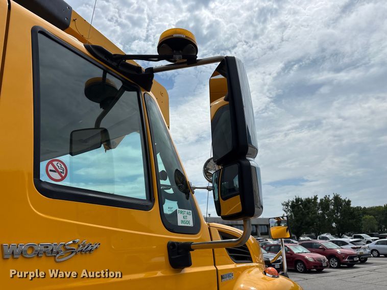 image for item FG0582 2009 International 7400 SBA bucket truck