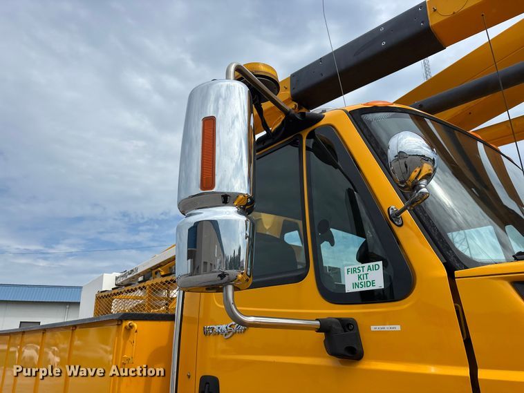 image for item FG0582 2009 International 7400 SBA bucket truck