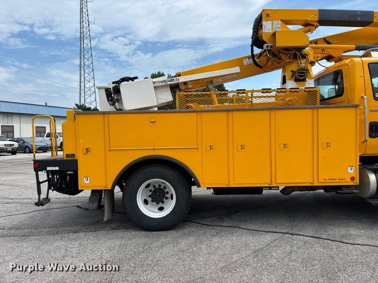 image for item FG0582 2009 International 7400 SBA bucket truck