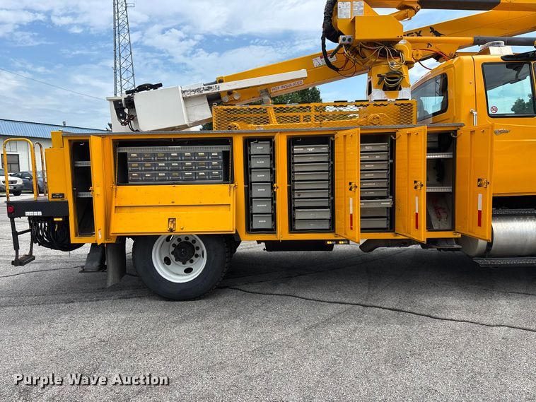 image for item FG0582 2009 International 7400 SBA bucket truck
