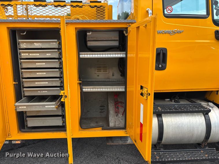 image for item FG0582 2009 International 7400 SBA bucket truck