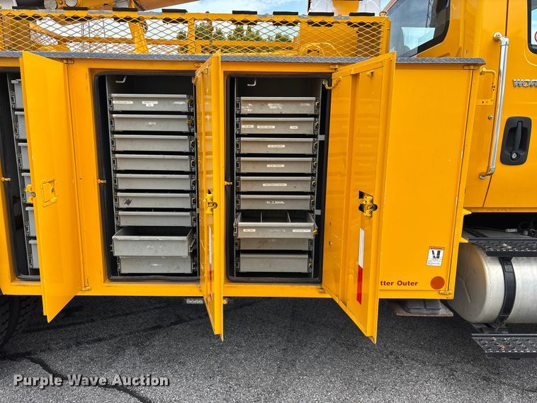 image for item FG0582 2009 International 7400 SBA bucket truck