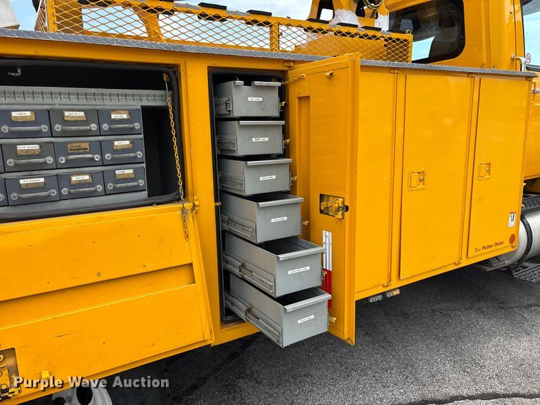 image for item FG0582 2009 International 7400 SBA bucket truck