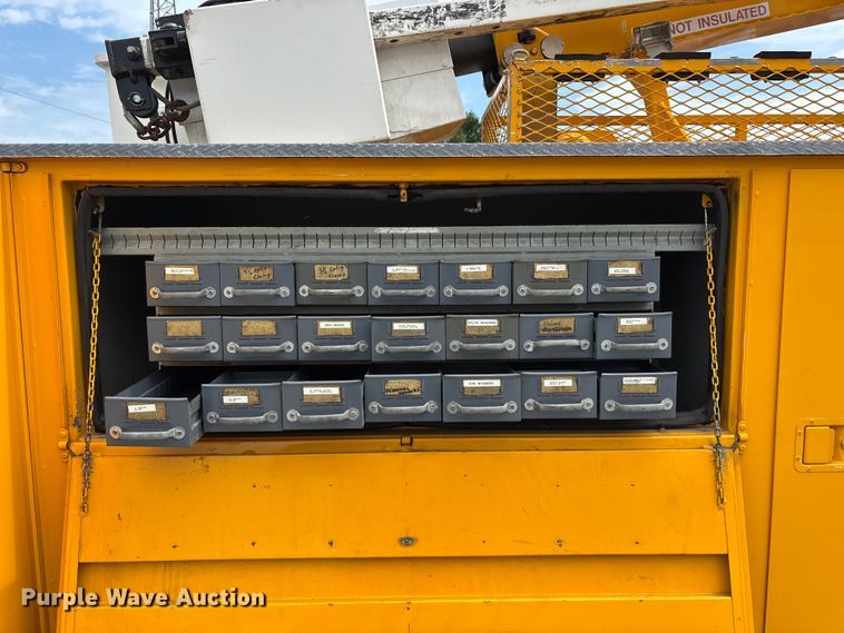 image for item FG0582 2009 International 7400 SBA bucket truck