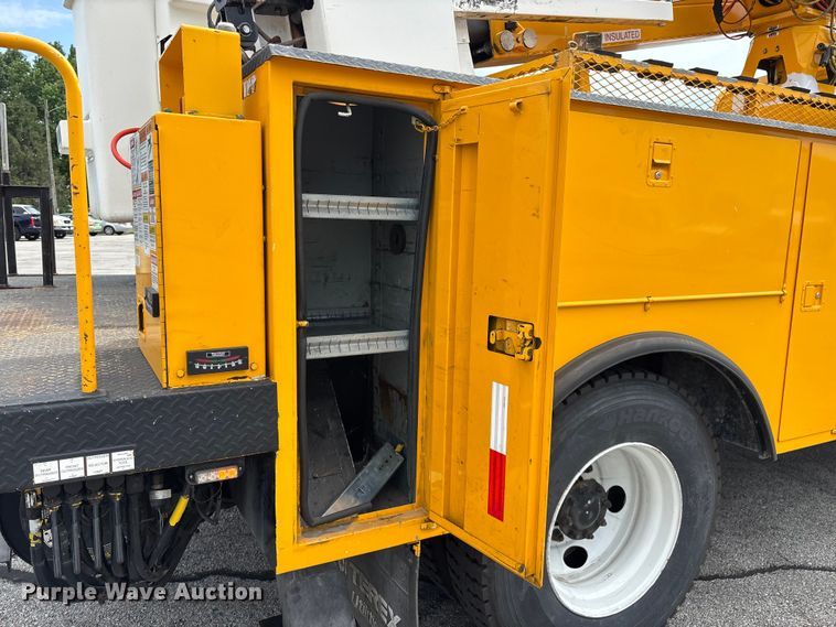 image for item FG0582 2009 International 7400 SBA bucket truck