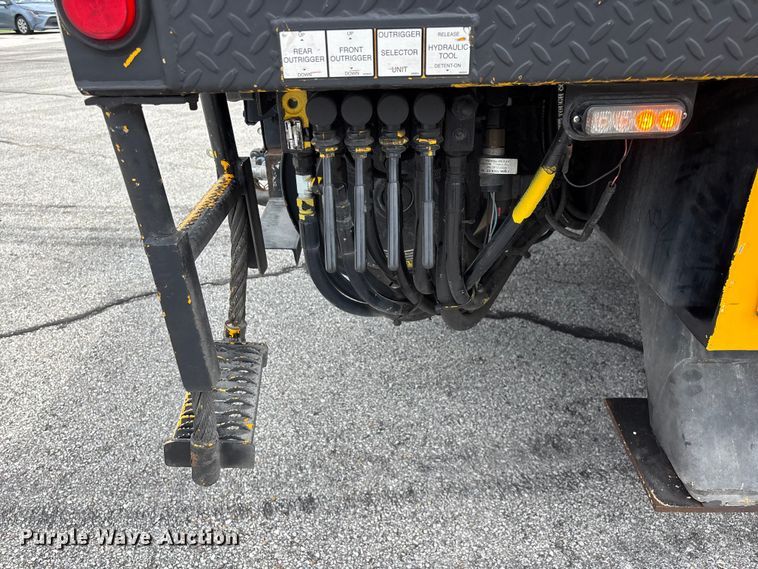 image for item FG0582 2009 International 7400 SBA bucket truck