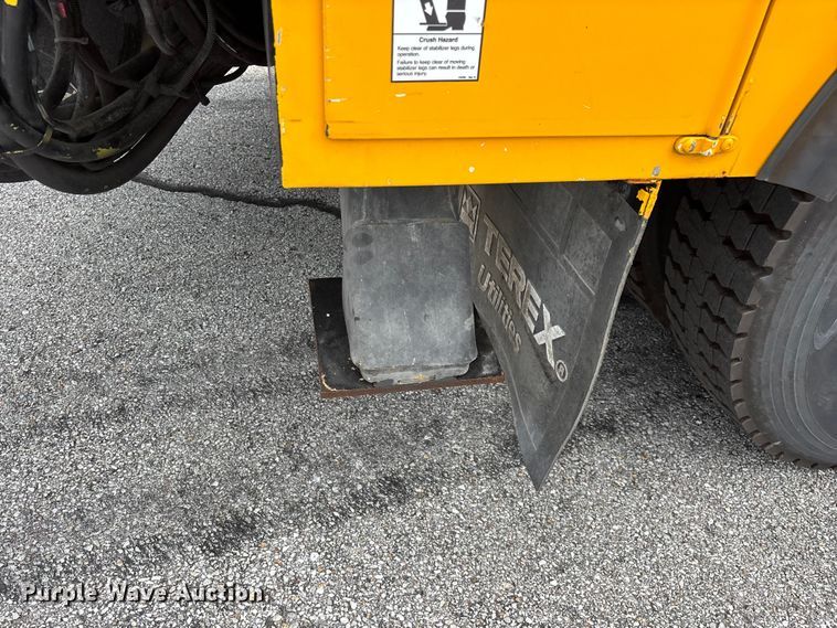 image for item FG0582 2009 International 7400 SBA bucket truck