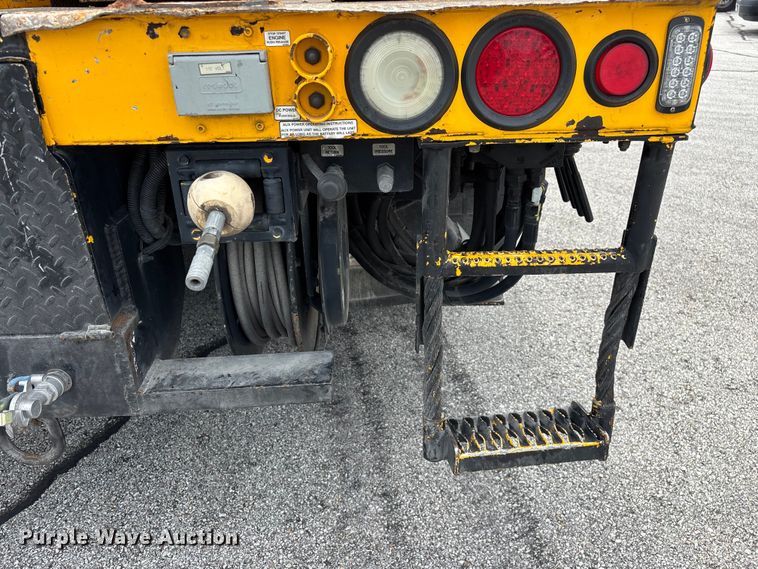image for item FG0582 2009 International 7400 SBA bucket truck