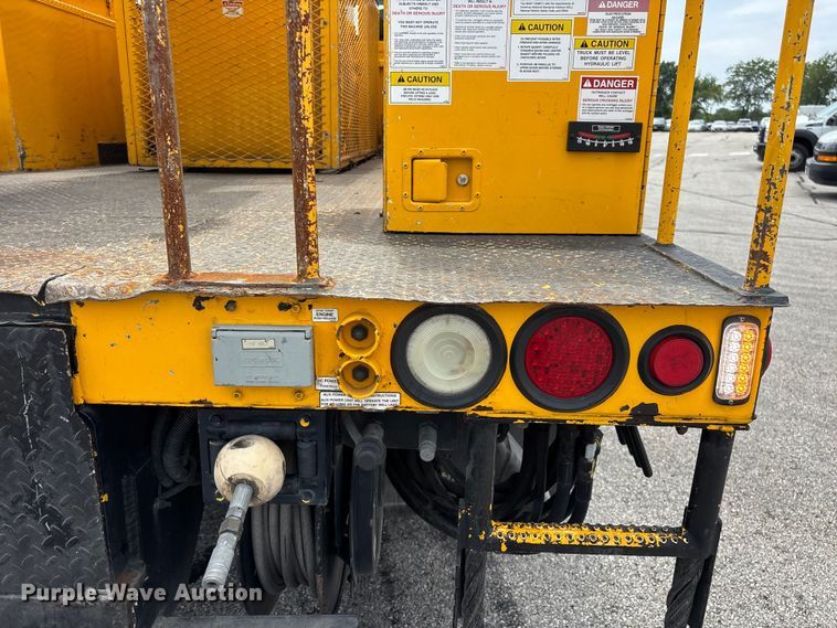 image for item FG0582 2009 International 7400 SBA bucket truck