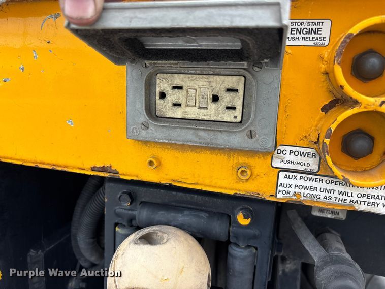 image for item FG0582 2009 International 7400 SBA bucket truck