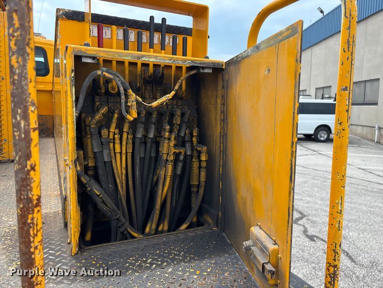image for item FG0582 2009 International 7400 SBA bucket truck