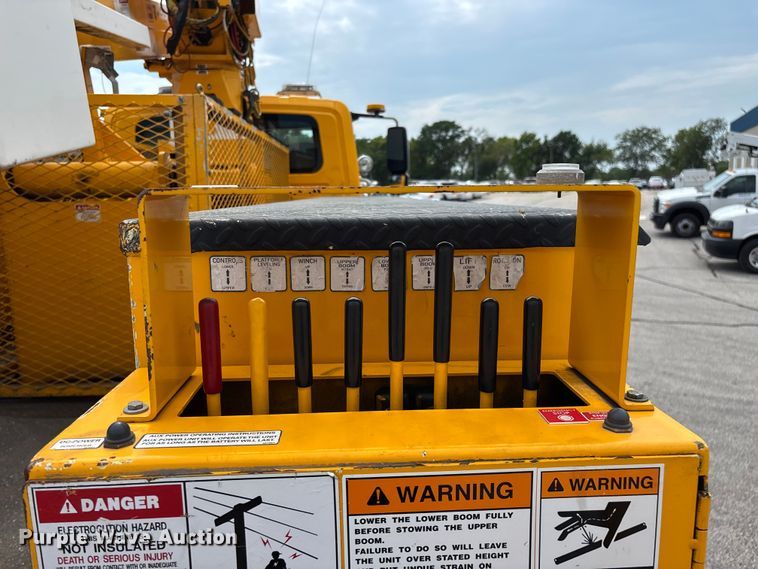 image for item FG0582 2009 International 7400 SBA bucket truck