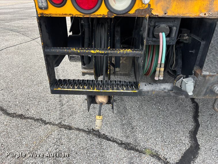 image for item FG0582 2009 International 7400 SBA bucket truck