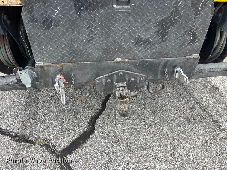 image for item FG0582 2009 International 7400 SBA bucket truck