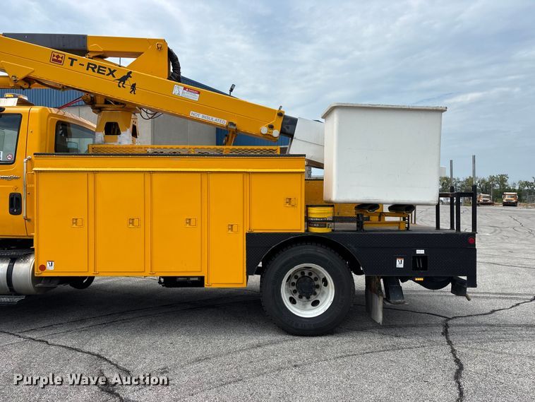 image for item FG0582 2009 International 7400 SBA bucket truck