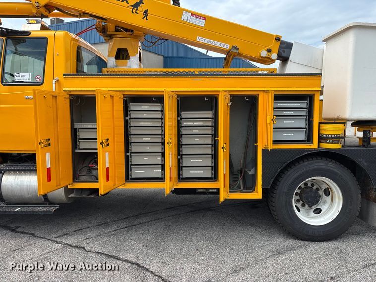 image for item FG0582 2009 International 7400 SBA bucket truck