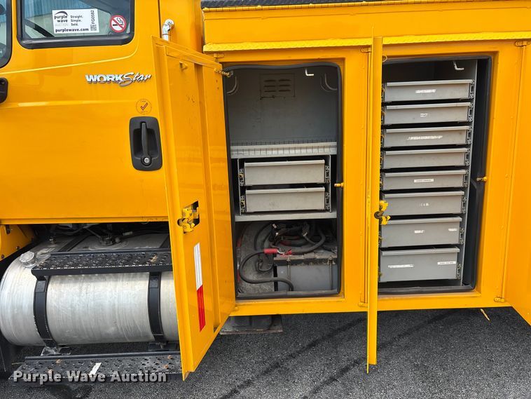 image for item FG0582 2009 International 7400 SBA bucket truck