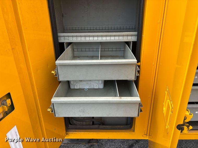 image for item FG0582 2009 International 7400 SBA bucket truck