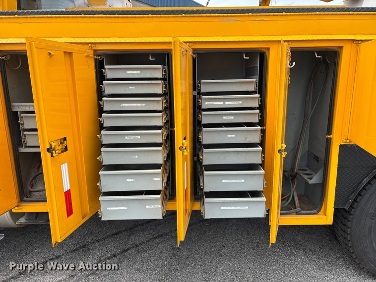 image for item FG0582 2009 International 7400 SBA bucket truck
