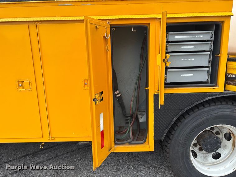 image for item FG0582 2009 International 7400 SBA bucket truck