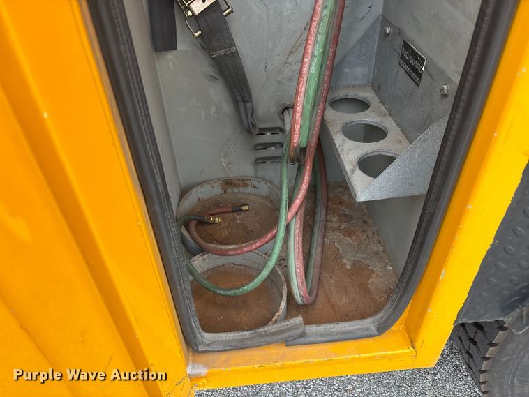 image for item FG0582 2009 International 7400 SBA bucket truck