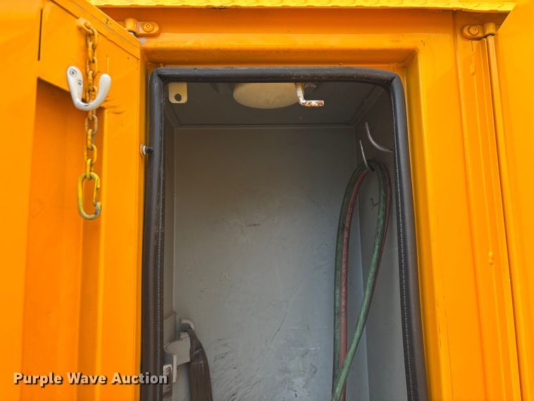 image for item FG0582 2009 International 7400 SBA bucket truck