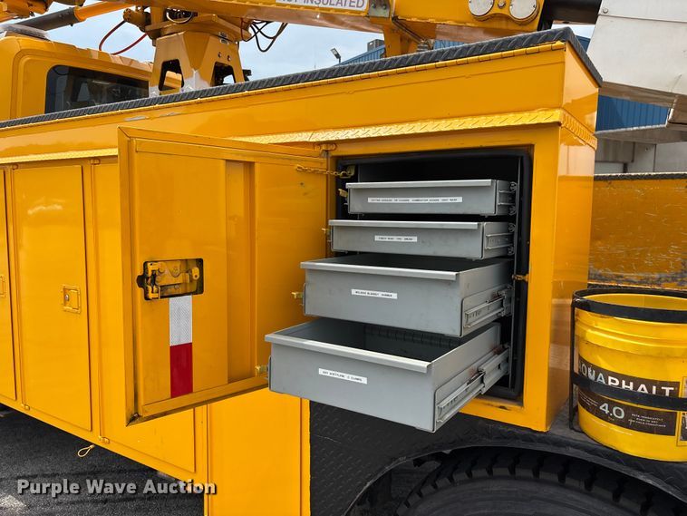 image for item FG0582 2009 International 7400 SBA bucket truck