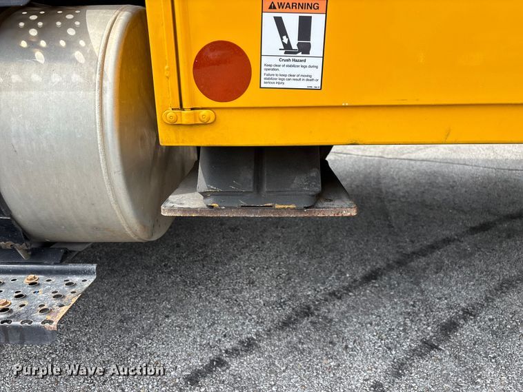 image for item FG0582 2009 International 7400 SBA bucket truck