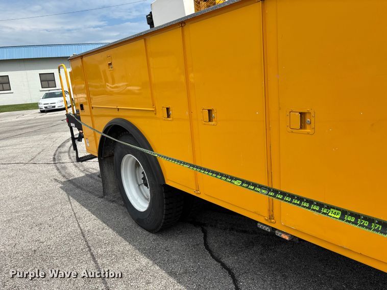 image for item FG0582 2009 International 7400 SBA bucket truck