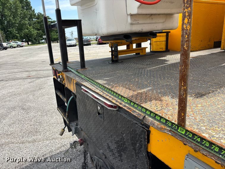 image for item FG0582 2009 International 7400 SBA bucket truck