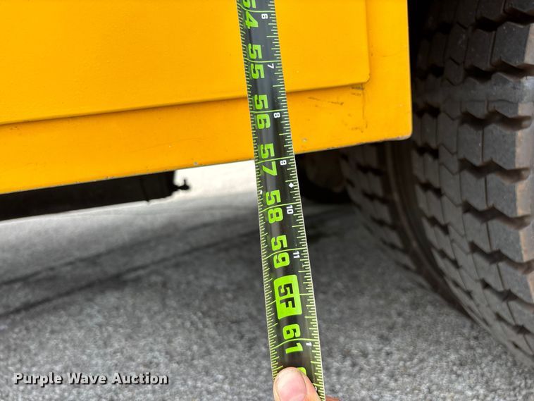 image for item FG0582 2009 International 7400 SBA bucket truck