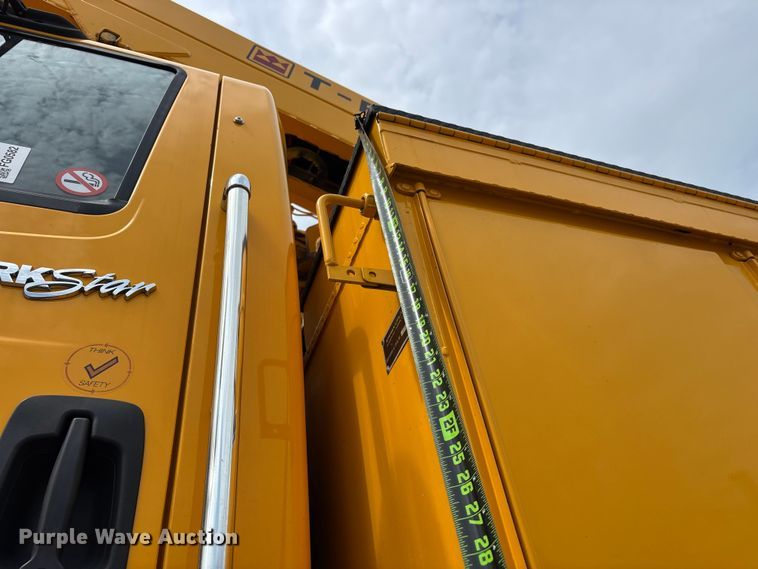 image for item FG0582 2009 International 7400 SBA bucket truck