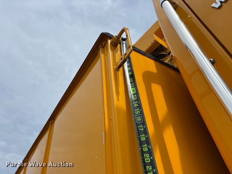 image for item FG0582 2009 International 7400 SBA bucket truck